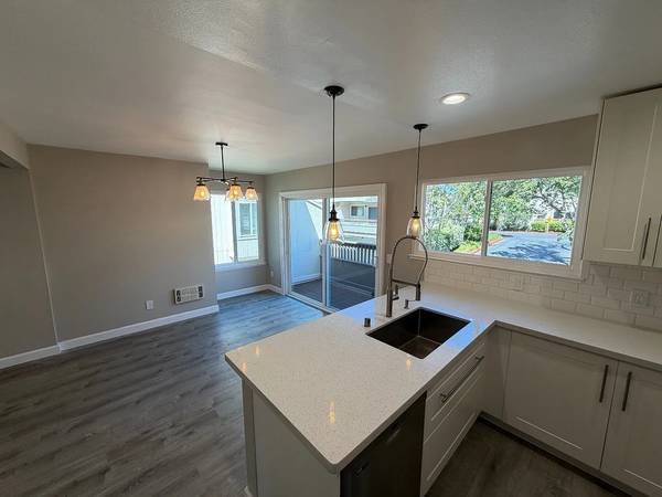 2BR/2BA Townhouse on S Fair Oaks Ave · Sunnyvale photo 3