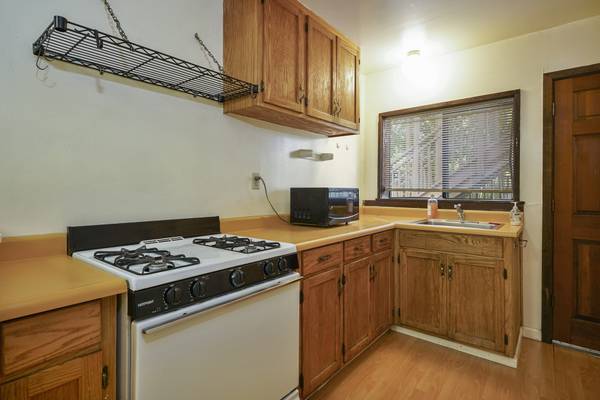 3BR/1BA Flat on Virginia St Unit 1/2 · Berkeley photo 4