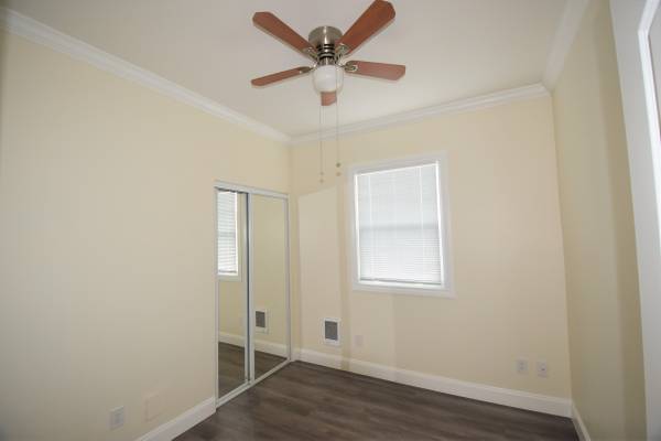 Los Robles Apartments photo 3