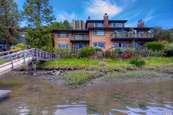 Stunning Waterfront Furnished Home with Amazing Finishes photo 4
