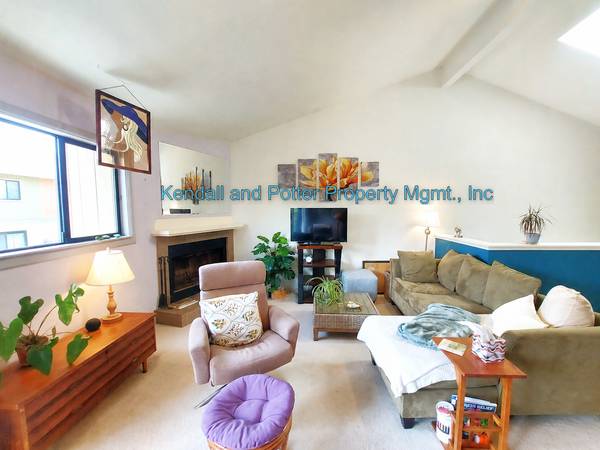 1BR/1BA Duplex on Cardinal Lane · Santa Cruz photo 3