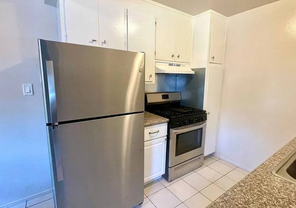 2BR/1BA Apartment on Bancroft Ave · Oakland photo 2