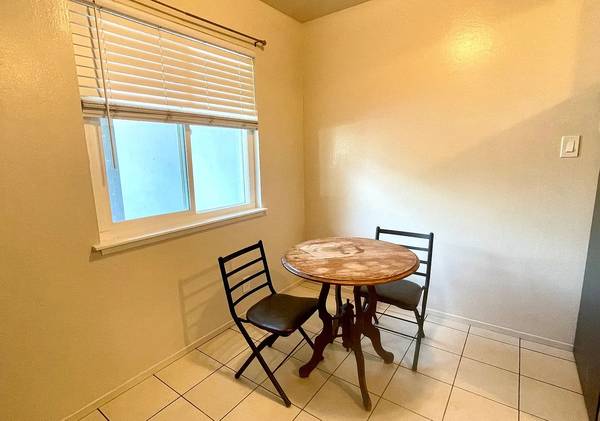 2BR/1BA Apartment on Bancroft Ave · Oakland photo 3