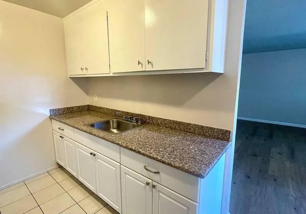 2BR/1BA Apartment on Bancroft Ave · Oakland photo 4