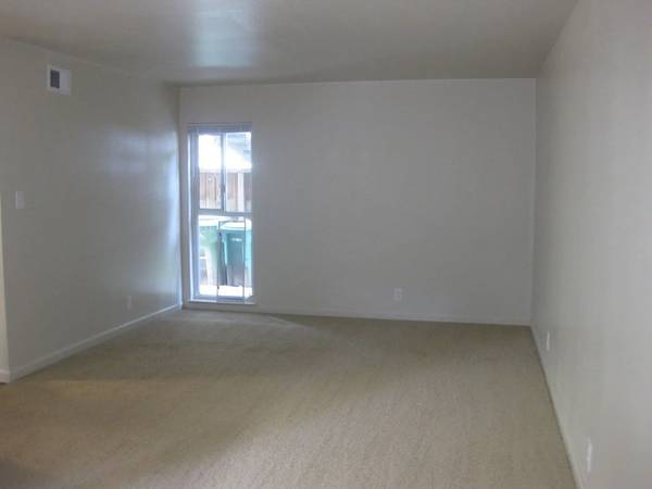 2BR/1BA Apartment on Henry St · Berkeley photo 2