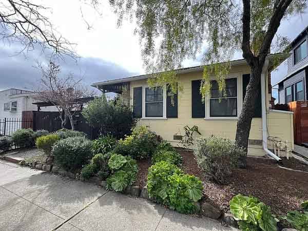 1BR/1BA Duplex on Kains Ave · Albany photo 2