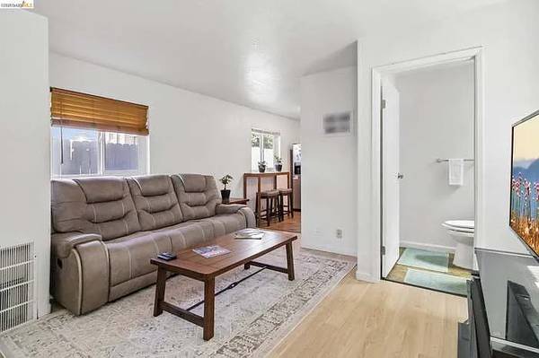 3BR/2BA Single Family House on Pine St · Oakland photo 2