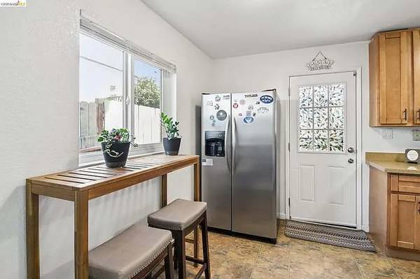 3BR/2BA Single Family House on Pine St · Oakland photo 3