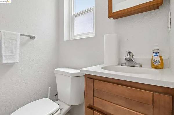 3BR/2BA Single Family House on Pine St · Oakland photo 4