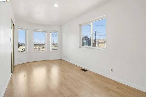 3BR/2BA Single Family House on Pine St · Oakland photo 5