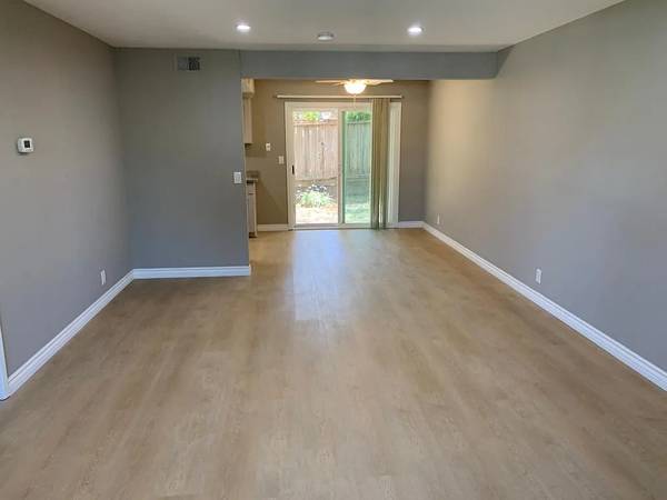 Beautiful Brand New 1x1 in prime Cupertino photo 2