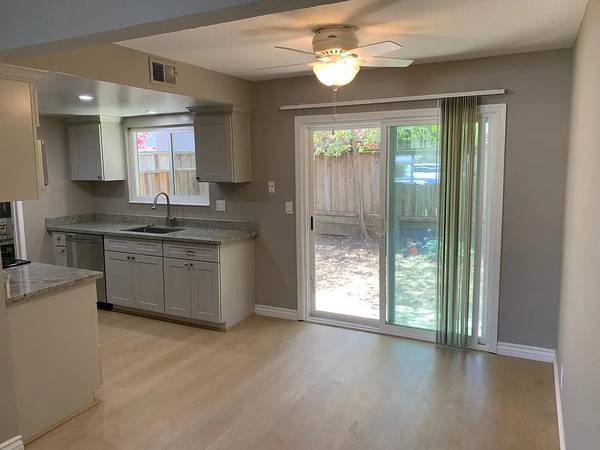 Beautiful Brand New 1x1 in prime Cupertino photo 4