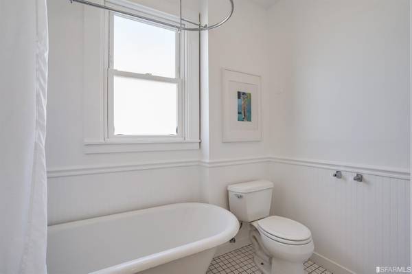 Conveniently Located Flat In A 3 Unit Building - photo 5