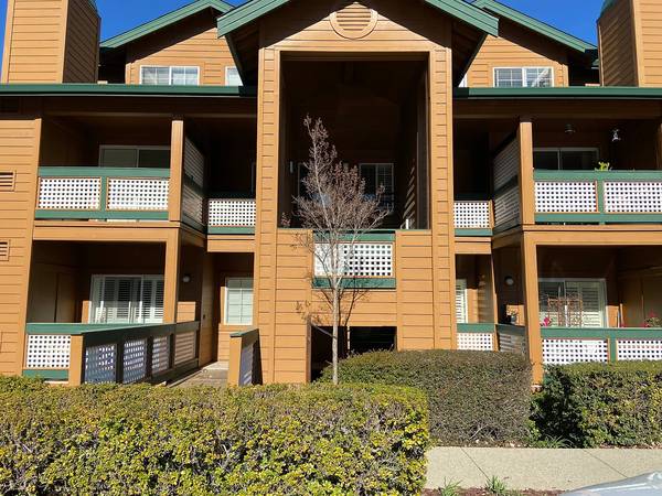 Spacious Remodeled Condo in desireable Community photo 2