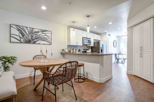 Apartments on Stoneridge Mall Rd · Pleasanton photo 5