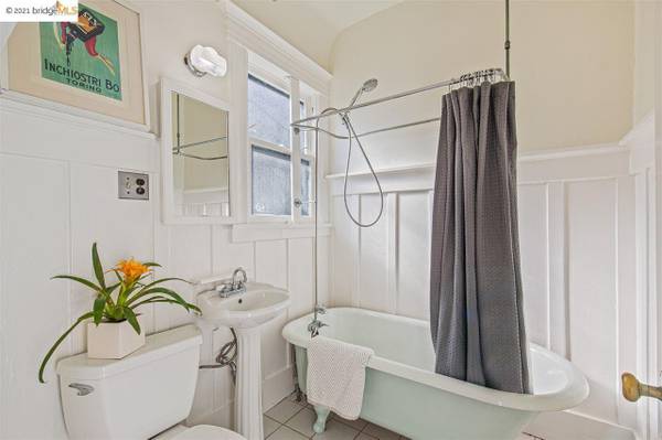 1BR/1BA Single Family House on Valley St · Berkeley photo 5