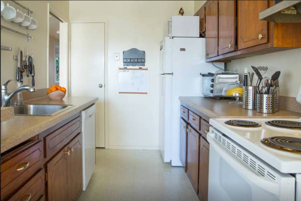 2BR/1BA Single Family House · San Bruno photo 3