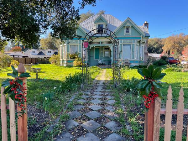 3BR/2BA Apartment · Cloverdale photo 2