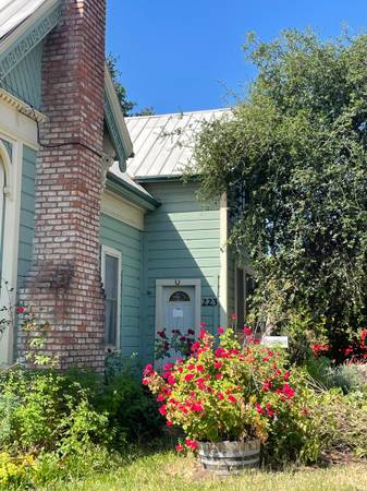 3BR/2BA Apartment · Cloverdale photo 3