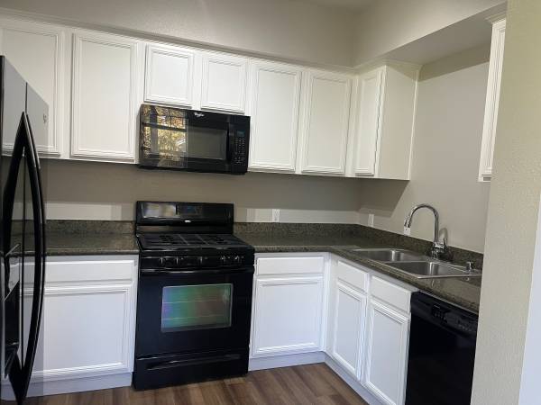 Beautiful Two Story Home In The Great Neighborhood Of Coffey Park photo 4
