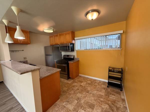 3BR/2BA Apartment on Roosevelt Ave. · Berkeley photo 4
