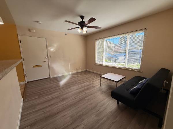 3BR/2BA Apartment on Roosevelt Ave. · Berkeley photo 3