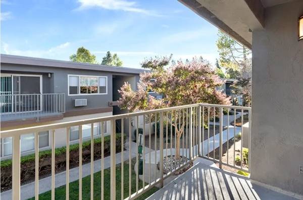 2BR/1BA Apartment on Escuela Avenue · Mountain View photo 2