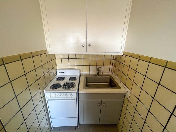 0BR/1BA Apartment on Adeline St · Emeryville photo 3