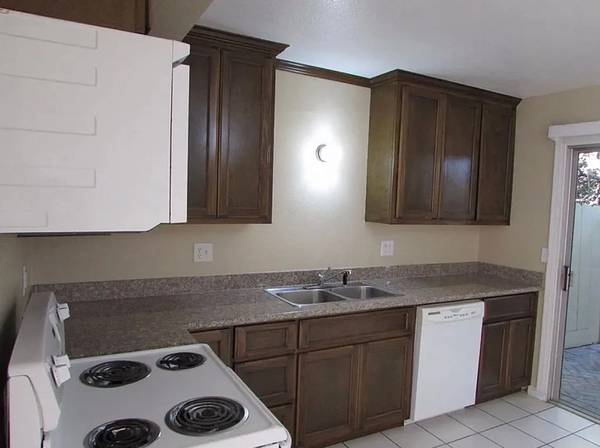 2BR/1BA Apartment on South St · Hollister photo 2