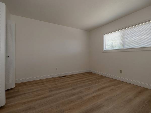 3BR/2BA Duplex on Crescent Ln · Hollister photo 3