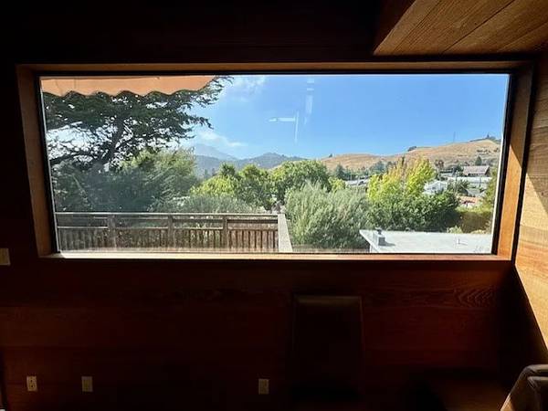 Stunning 2bd/2ba Modern Close To Downtown Larkspur. Views !- Foundation photo 2
