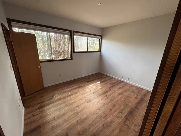 Stunning 2bd/2ba Modern Close To Downtown Larkspur. Views !- Foundation photo 3