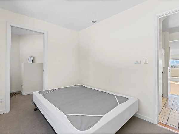 1BR/1BA Apartment on Washington St · San Francisco photo 2