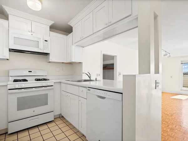 1BR/1BA Apartment on Washington St · San Francisco photo 4