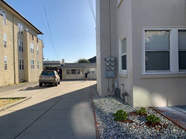 2BR/1BA Apartment · Berkeley photo 3