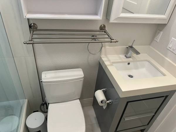 2BR/1BA Apartment · Burlingame photo 3