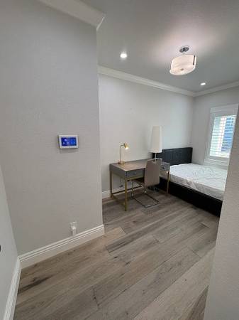 2BR/1BA Apartment · Burlingame photo 5