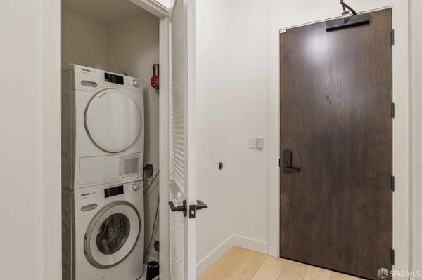 1598 Bay St. photo 4