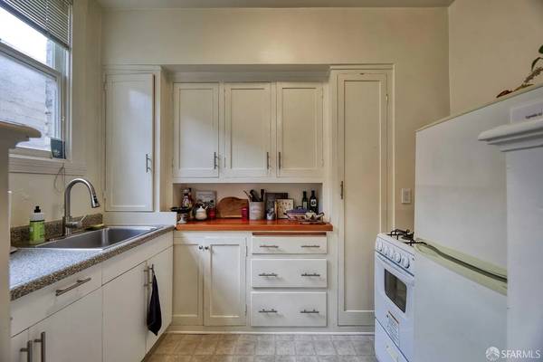 2BR/1BA Apartment on Washington St Apt · San Francisco photo 2
