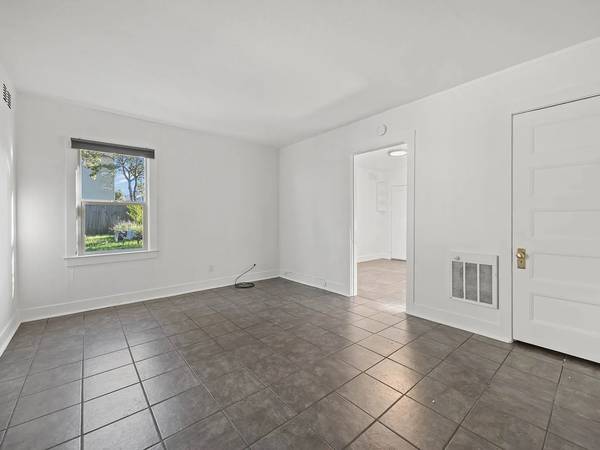Charming remodeled bungalow near lots of shops and restaurants photo 2