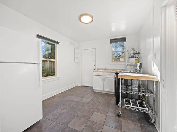 Charming remodeled bungalow near lots of shops and restaurants photo 3