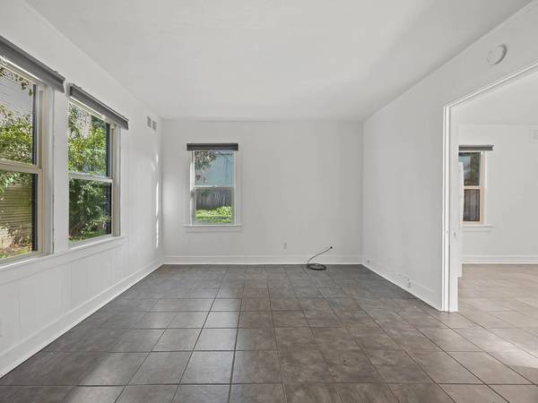 Charming remodeled bungalow near lots of shops and restaurants photo 4