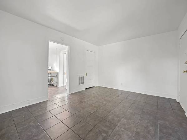Charming remodeled bungalow near lots of shops and restaurants photo 5