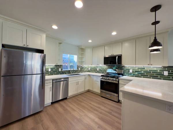 2BR/2BA Apartment on Mckinley St · Redwood City photo 2