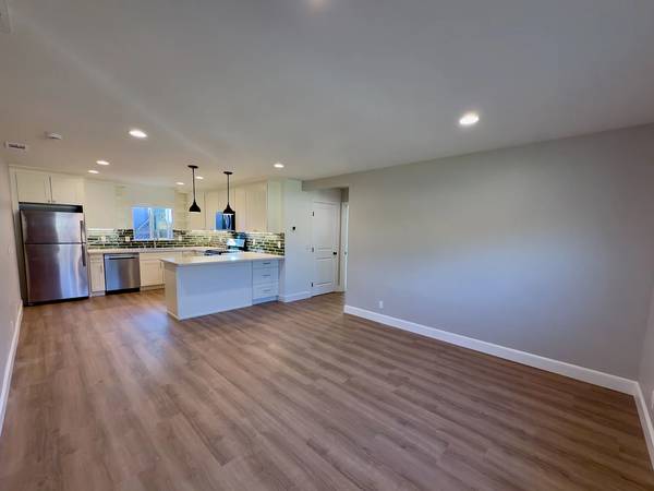 2BR/2BA Apartment on Mckinley St · Redwood City photo 3