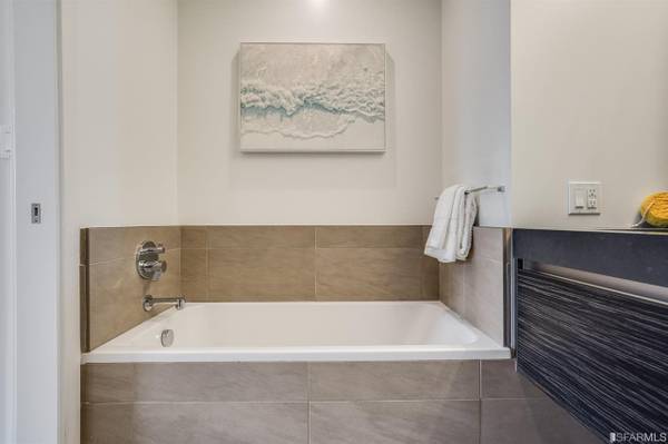 1BR/1BA Apartment on Broadway St · San Francisco photo 4