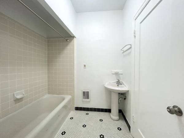 1BR/1BA Apartment on 13th Street 4 · Richmond photo 5