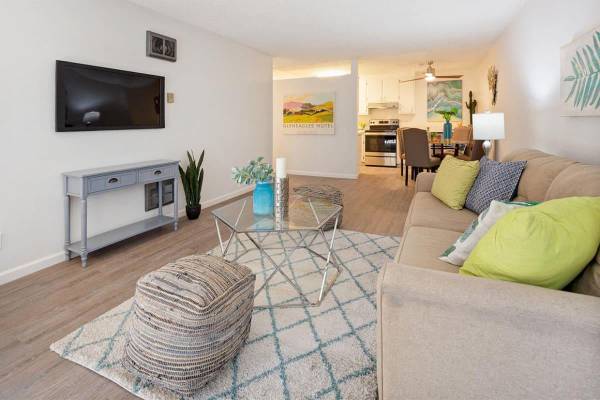 2BR/1BA Apartment on Central Ave · Alameda photo 3