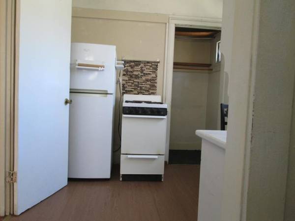 0BR/1BA Apartment · Oakland photo 3