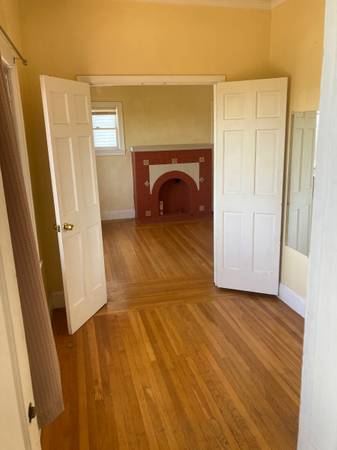 2BR/1BA Apartment · Oakland photo 4